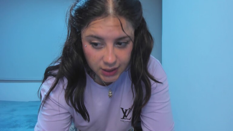 EmmaBellemore's Streamate show and profile