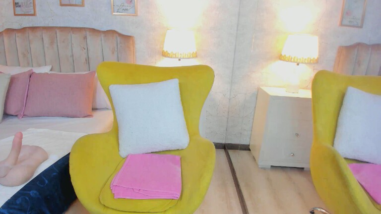 MoulinLamour's Streamate show and profile