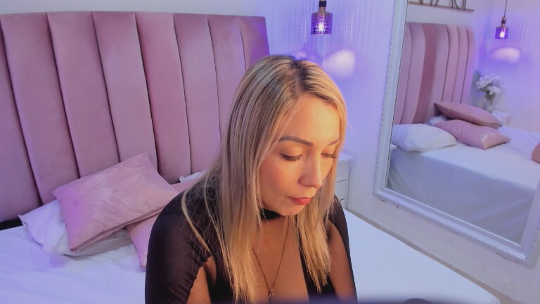 ZaraaSmith's Streamate show and profile