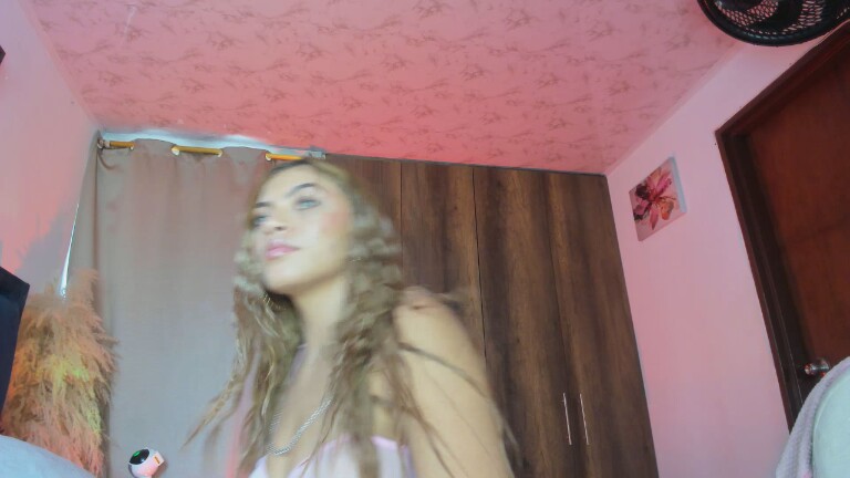 aliceee18's Streamate show and profile